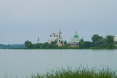 Вид на монастырь с берега озера