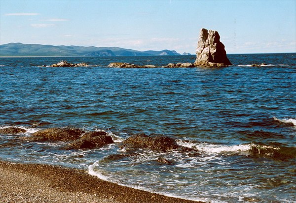 Кекур со стороны озера Соленого (Большой Шантар) 