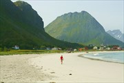 Морозоустойчивая норвежка на пляже в Ramberg