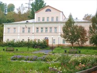 Здание музея (оно же дом Аносова) издали