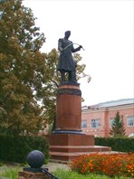Памятник Аносову на городской площади