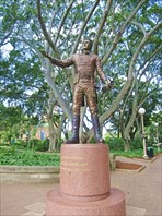 Памятник «отцу Австралии» Лаклану Маккуори, генерал-губернатору.