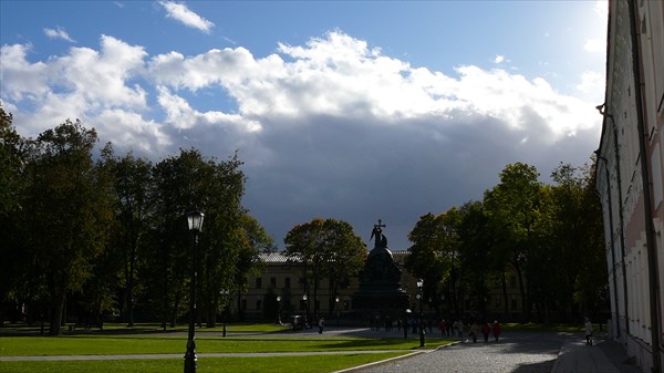 Площадь с памятником 1000-летием Руси